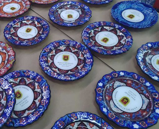 Organizasyon Çini Anı Tabağı Baskı, Bursa Çini Anı Tabağı Baskı, Osmangazi Çini Anı Tabağı Baskı, Yıldırım Çini Anı Tabağı Baskı, Nilüfer Çini Anı Tabağı Baskı, Kişiye Özel Çini Tabak Baskı, Anı Tabağı, Tabak Baskı, Plaket Çini Tabak, Plaket Tabak Baskı, Plaket Tabak Modelleri, Kadife Kutulu Plaket Tabak Baskı, Kurumsal Tabak Baskı, Gelin Damat Temalı Çini Anı Tabağı, Resim Baskılı Tabak, Resim Baskılı Tabak, Fotoğraf Baskılı Tabak, Kişiye Özel Tabak, Tabağa Logo Baskı, Logolu Tabak, Kadife Kutulu Tabak, Resimli Çini Plaket, Resim Baskılı Çini Tabak, Kişiye Özel Tabak Baskı, Tabağa Baskı Fiyatları, Tabak Fiyatları, Kişiye Özel Tabak Baskı Fiyatları, Tabağa Logo Baskı Fiyatı